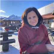 laureata in chimica e tecnologie farmaceutiche impartisce lezioni di chimica e biologia a studenti delle scuole superiori